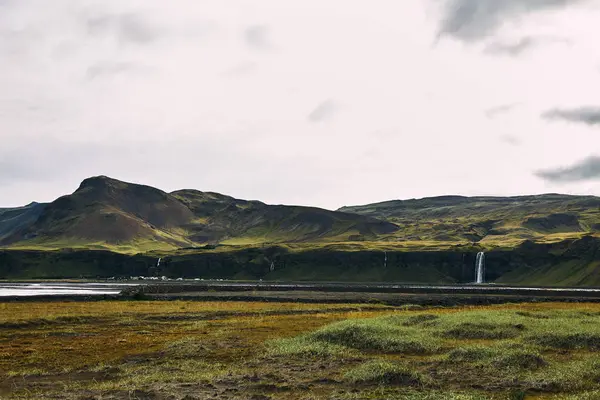 在阳光明媚的日子里，冰岛的梦幻般的塞利亚兰福斯瀑布. — 图库照片