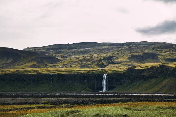 Güneşli bir günde İzlanda Fantastik Seljalandsfoss şelale.