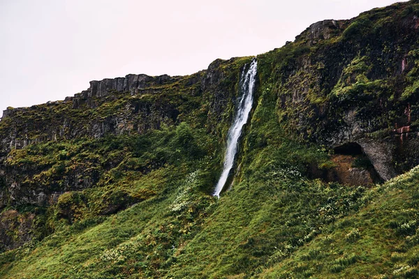 Kis vízesések Izlandon. Nyári — Stock Fotó