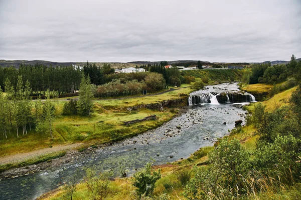 Kleine watervallen in IJsland. Zomer — Stockfoto