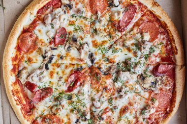 Sıcak ve taze pizza Margherita yakın çekim. 