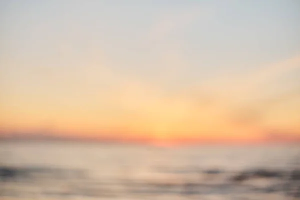 Blur sunset praia com bokeh luz onda abstrato fundo . — Fotografia de Stock