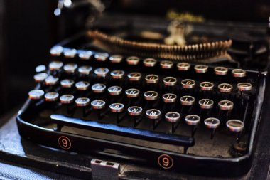 Eski bir daktilonun tuşlarındaki harfler