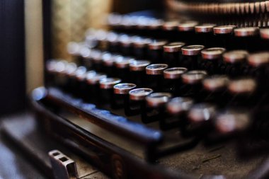 Eski bir daktilonun tuşlarındaki harfler