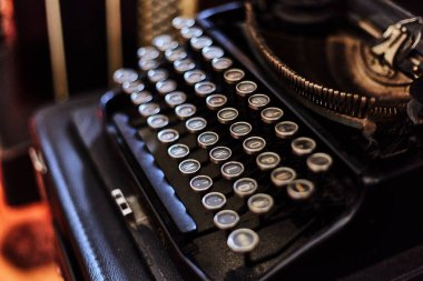 Eski bir daktilonun tuşlarındaki harfler