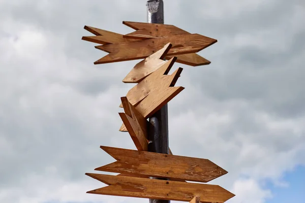 Lege teken aanwijzers met een spatie voor tekst. Houten wijzers op een houten paal — Stockfoto