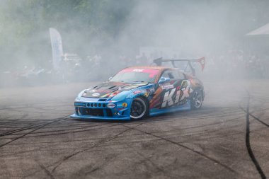 St. Petersburg, Rusya - 19 Juny, 2014: Pistüzerinde bir spor otomobilin üzerinde sürüklenen sokak yarışçısı.