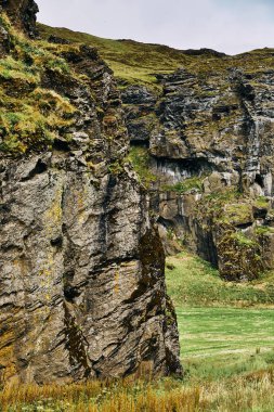 İzlanda'daki volkanik dağlar. Dağlara yakın tarlada çiftlik. 