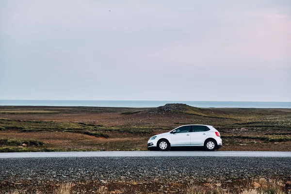 아이슬란드의 도로 근처에 회색 자동차가 서 있습니다. — 스톡 사진