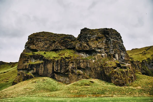 Vulkaniska berg på Island. Gård i området nära bergen. — Stockfoto