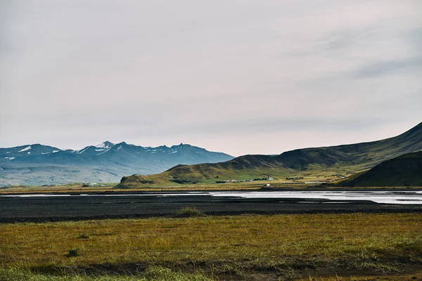 Den berömda glaciären i dalen med en flod på Island. — Stockfoto