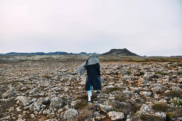 La chica camina por el suelo de lava. Campo de lava mágico musgoso — Foto de Stock