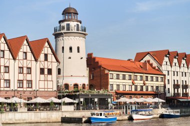 Kaliningrad, Rusya - 24 Ağustos 2019: Pregolya Nehri'nin dolgu sunması üzerinde Balık Köyü ve deniz feneri görünümü.