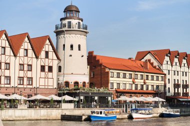 Kaliningrad, Rusya - 24 Ağustos 2019: Pregolya Nehri'nin dolgu sunması üzerinde Balık Köyü ve deniz feneri görünümü.