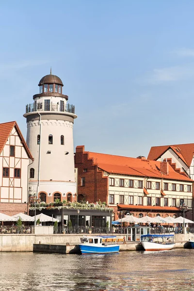 Kaliningrad, Rusya - 24 Ağustos 2019: Pregolya Nehri'nin dolgu sunması üzerinde Balık Köyü ve deniz feneri görünümü.