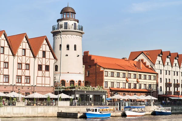 Kaliningrad, Rusko-24. srpna 2019: pohled na rybí vesnici a maják na nábřeží řeky Pregolya. — Stock fotografie