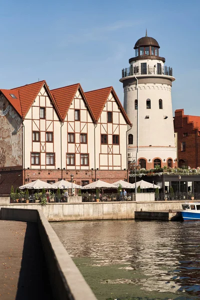 Kaliningrad, Russland - 24. August 2019: Blick auf das Fischdorf und den Leuchtturm am Ufer des Pregolya-Flusses. — Stockfoto