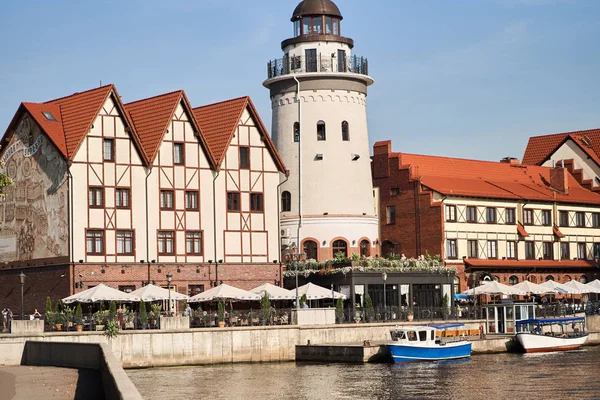 Kaliningrad, Rusya - 24 Ağustos 2019: Pregolya Nehri'nin dolgu sunması üzerinde Balık Köyü ve deniz feneri görünümü.