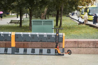Moskova, Rusya - 9 Ağustos 2019: Moskova'da elektrikli scooter kiralama. Moskova'da Scooter kiralama yeni iş