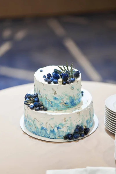 Pastel de boda con bayas azules. Elegante pastel decorado con arándanos —  Fotos de Stock