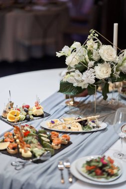 Bir etkinlik ya da düğün resepsiyonu için masa hazır..