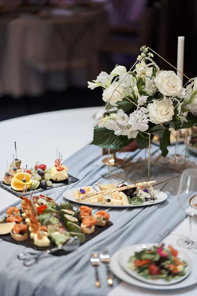 Bir etkinlik ya da düğün resepsiyonu için masa hazır..