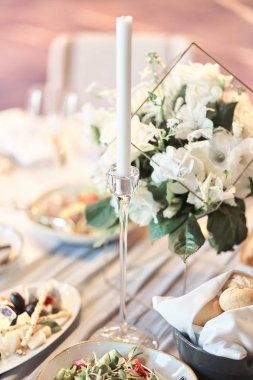 Bir etkinlik ya da düğün resepsiyonu için masa hazır..
