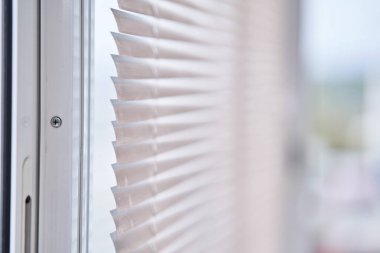 Yatay panjurlu pencerenin yakın çekim görünümü