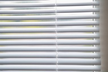 Yatay panjurlu pencerenin yakın çekim görünümü