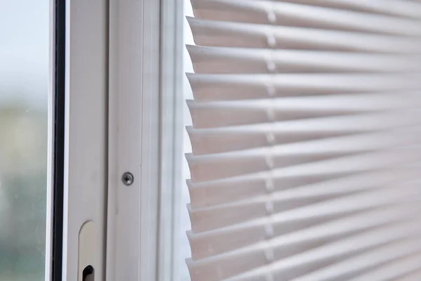 Vista de primer plano de la ventana con persianas horizontales —  Fotos de Stock