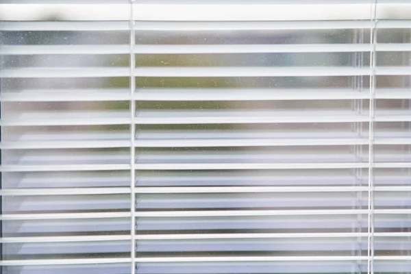 Close-upweergave van venster met horizontale jaloezieën — Stockfoto