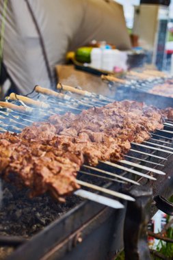 Şiş kebap şişleri ve duman ile sıcak kömürlerin üzerinde