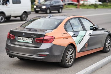 Moskova, Rusya - 8 Ağustos 2019: Moskova'da yandex drive car sharing. Moskova nakliye si. Paylaşım için araba