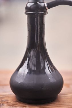 Koyu cam nargile şişesi yakın çekim