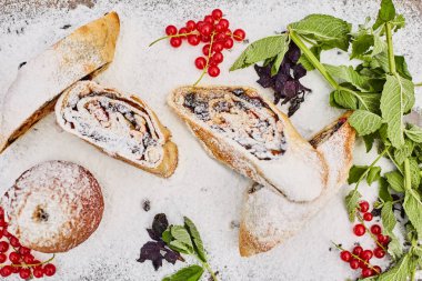 Pudra şekeri serpilir bir tahta üzerinde Elma strudel ve elma