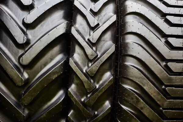 Neumáticos para coches grandes. Neumáticos para maquinaria agrícola —  Fotos de Stock