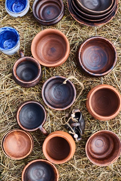 手作りの陶器。粘土料理がクローズアップ。手工芸展 — ストック写真