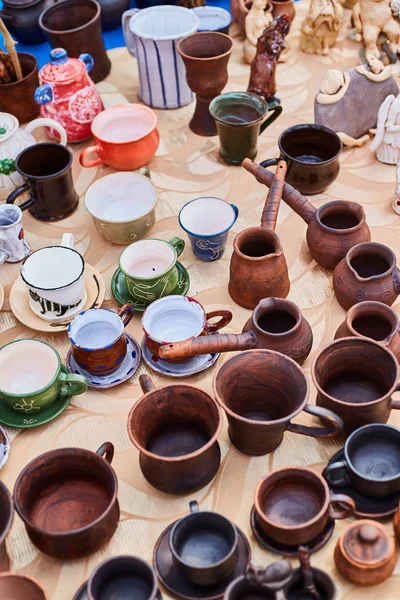 手作りの陶器。粘土料理がクローズアップ。手工芸展 — ストック写真