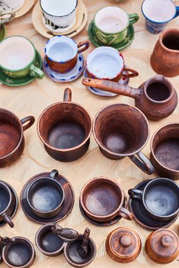 El yapımı çanak çömlek. Kil tabaklar yakın. El Sanatları Sergisi