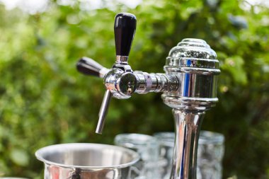 Gümüş bira dağıtıcısı yakın. Sıvı dağıtıcı