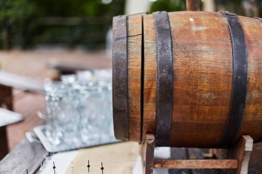 Taslak içecekler için ahşap varil yakın