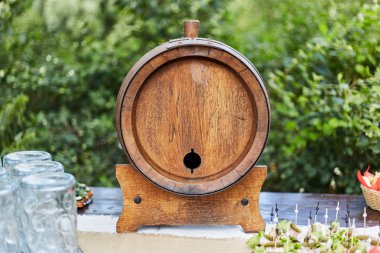 Taslak içecekler için ahşap varil yakın