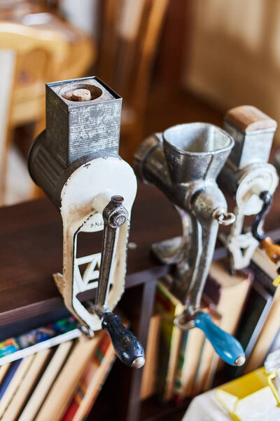 Старая железная мясорубка закрывается. Сельское хозяйство
