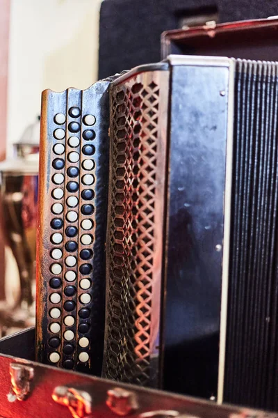 Antiguo acordeón vintage de cerca. Instrumento musical — Foto de Stock