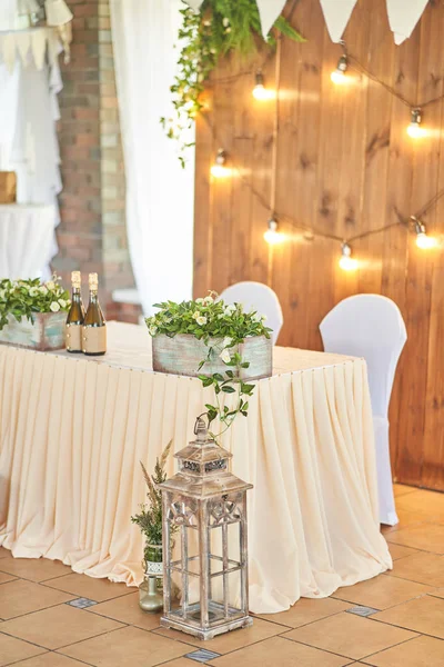 Wedding decorations. White plates on a white tablecloth. Natural style wedding — Stock Photo, Image