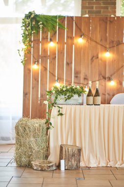 Düğün süsleri. Beyaz masa örtüsü nde beyaz tabaklar. Doğal tarzı düğün