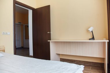 Konuk evindeki yatak odasının içi. Masa ve yatak.