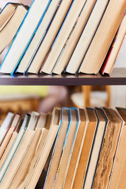 Raftaki kitaplar. Kitap kütüphanesi