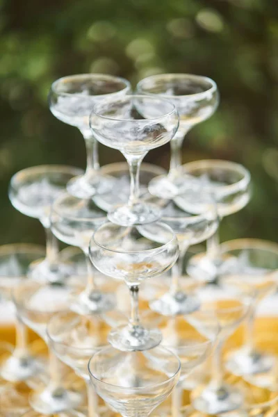 Champagne vidro pirâmide torre esboço gravura de pé em uma torre na festa — Fotografia de Stock