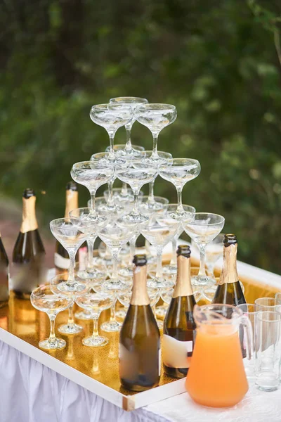 Champagne glas piramide toren schets gravure staande in een toren op het feest — Stockfoto